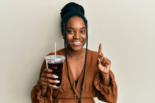 Mujer Afroamericana Con Cabello Trenzado Bebiendo Vaso Bebida Cola Sonriendo —  Fotos de Stock