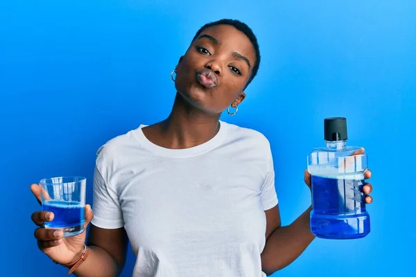 Junge Afrikanisch Amerikanische Frau Hält Mundwasser Für Frischen Atem Und — Stockfoto