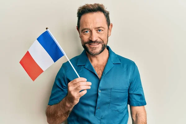 Mann Mittleren Alters Mit Frankreich Fahne Sieht Positiv Und Glücklich — Stockfoto