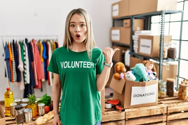 Asiático Jovem Mulher Vestindo Voluntário Shirt Doações Stand Surpreso Apontando — Fotografia de Stock