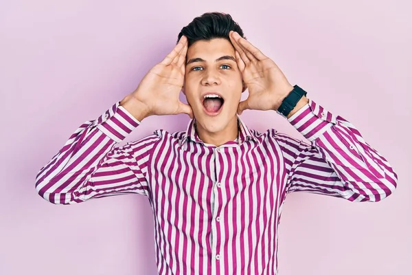 Jovem Hispânico Vestindo Roupas Casuais Sorrindo Alegre Jogando Peek Boo — Fotografia de Stock