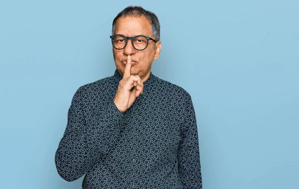 Hombre Indio Mediana Edad Con Ropa Casual Gafas Pidiendo Estar —  Fotos de Stock