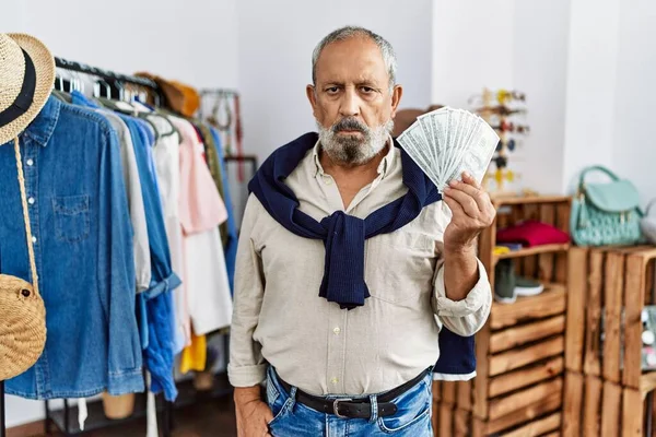 Schöner Älterer Mann Einzelhandel Mit Dollarnoten Nachdenklicher Haltung Und Nüchternem — Stockfoto