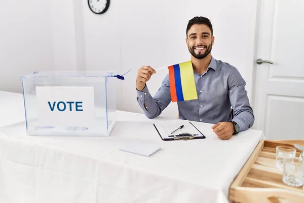 Joven Hombre Guapo Con Barba Las Elecciones Campaña Política Sosteniendo —  Fotos de Stock