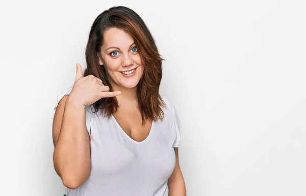 Genç Cüsseli Bir Kadın Günlük Beyaz Tişört Giyiyor Gülümsüyor Telefonla — Stok fotoğraf
