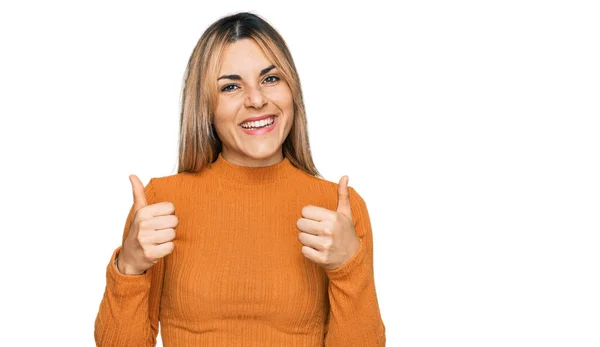 Junge Kaukasische Frau Lässiger Kleidung Erfolgszeichen Tun Positive Geste Mit — Stockfoto