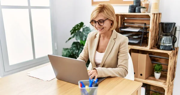 Middle Age Blonde Woman Smiling Confident Working Office — Stock Photo, Image