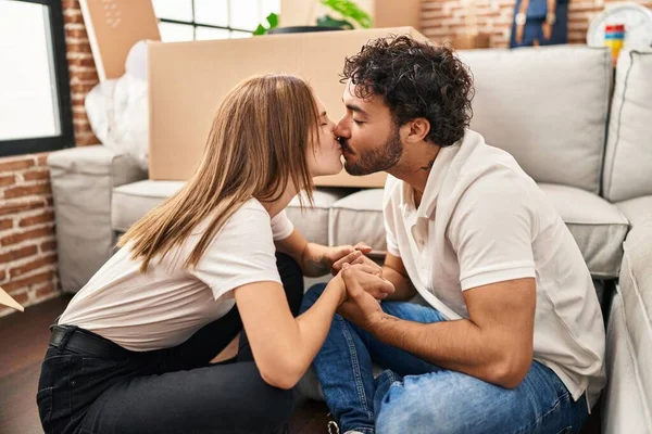 Man Vrouw Paar Zoenen Zitten Vloer Nieuw Huis — Stockfoto