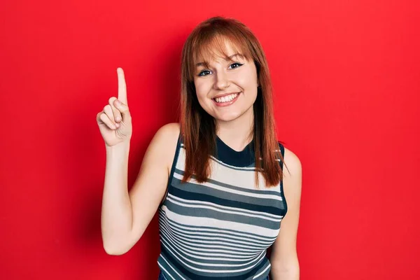 Redhead Ung Kvinna Bär Casual Skjorta Visar Och Pekar Upp — Stockfoto