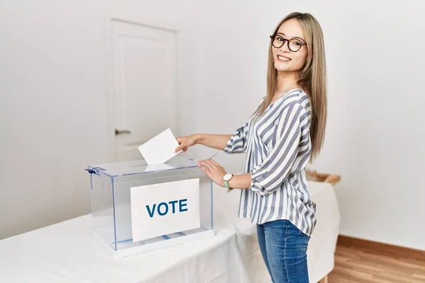 Joven Mujer China Sonriendo Confiada Votando Colegio Electoral —  Fotos de Stock