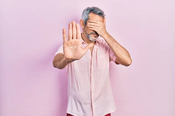 Yakışıklı Orta Yaşlı Gri Saçlı Günlük Gömlek Giyen Elleri Gözleri — Stok fotoğraf