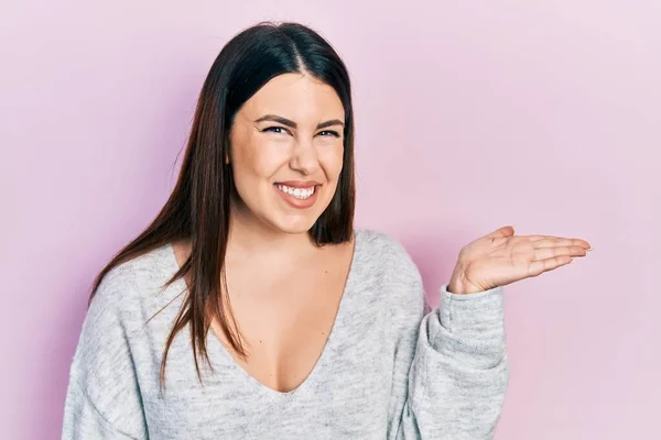 Jovem Hispânica Vestindo Roupas Casuais Sorrindo Alegre Apresentando Apontando Com — Fotografia de Stock