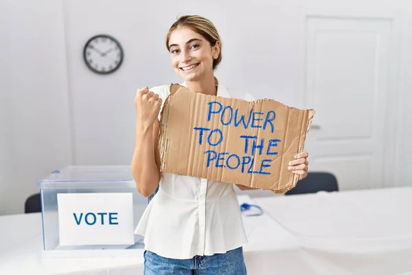 Jovem Loira Eleição Política Segurando Poder Para Povo Bandeira Gritando — Fotografia de Stock