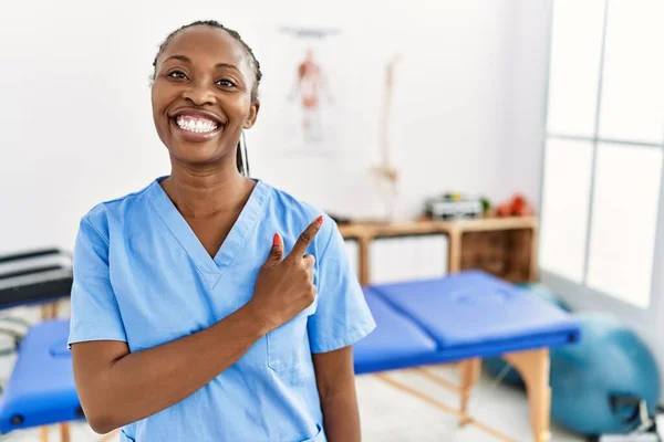 Zwarte Vrouw Met Vlechten Werken Pijn Herstel Kliniek Vrolijk Met — Stockfoto