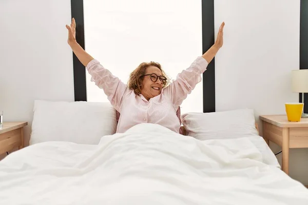 Mulher Caucasiana Meia Idade Acordar Esticando Braços Sentados Cama Quarto — Fotografia de Stock