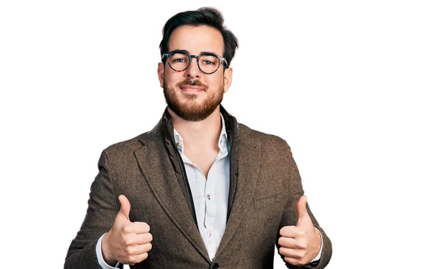 Ceketi Gözlük Takan Spanyol Genç Adam Olumlu Hareketi Yapıyor Gülümsüyor — Stok fotoğraf