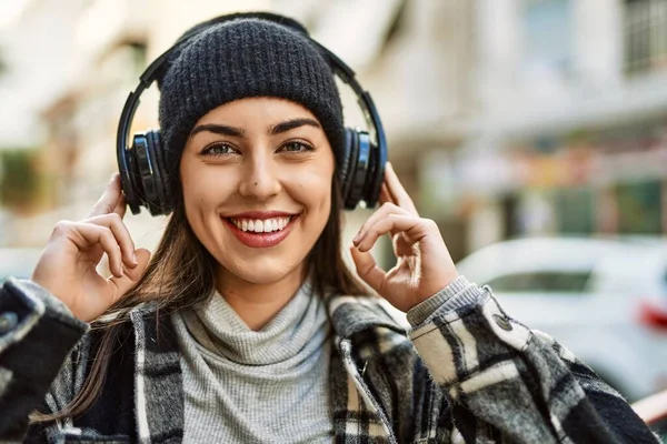 Νεαρή Ισπανίδα Χαμογελαστή Χαρούμενη Ακουστικά Στην Πόλη — Φωτογραφία Αρχείου