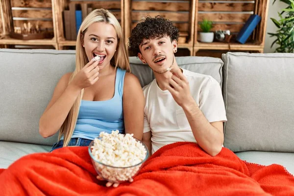Unga Par Tittar Film Och Äter Popcorn Sitter Soffan Hemma — Stockfoto