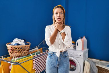 Çamaşırhanedeki genç sarışın kadın boğularak ölsün diye bağırıyordu. Sağlık problemi. Boğulma ve intihar konsepti. 