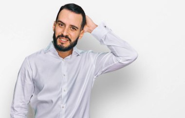 İş gömleği giyen sakallı genç adam soru sormayı merak ediyor. Şüpheyle kararsız, kafa kafaya düşünerek. Düşünceli kavram. 