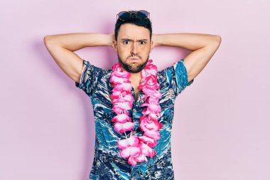 Yaz stili tüttüren komik yüzlü genç İspanyol adam. Ağzı havayla şişer, havayı yakalar.. 