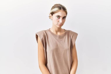 Tecrit edilmiş arka planda duran genç sarışın kadın şüpheci ve gergin, sorun yüzünden surat asıyor. negatif kişi. 