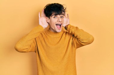 Yakışıklı hippi genç adam gündelik sarı süveter giyiyor neşeli gülümsüyor ve elleriyle bir böceğe bakıyor. Şaşırdım ve çıktım. 