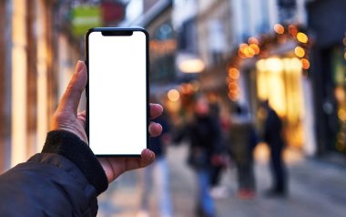  Sokakta akıllı telefon tutan adamın eli