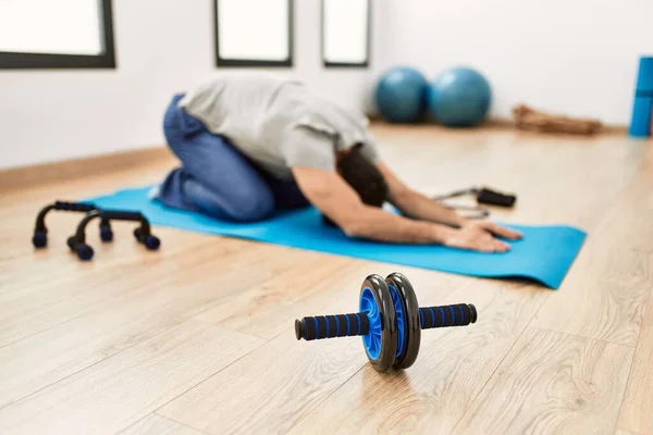 Joven Deportista Hispano Sonriendo Feliz Entrenamiento Yoga Centro Deportivo —  Fotos de Stock