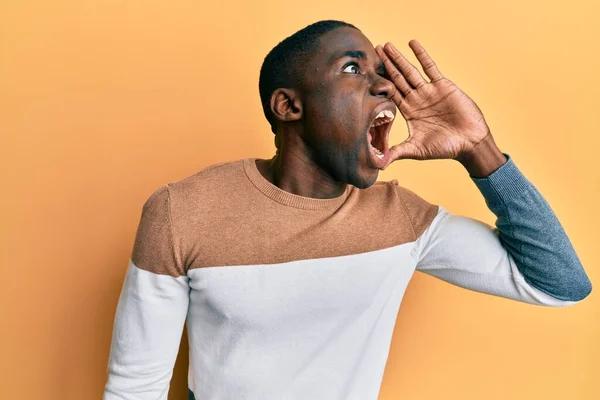Mladý Africký Američan Oblečený Neformálního Oblečení Křičící Křičící Stranu Rukou — Stock fotografie