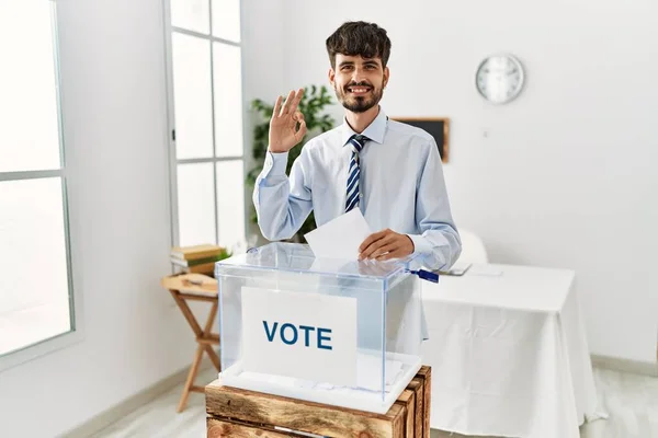 Spaanse Man Met Baard Stemmende Envelop Stembus Lachend Positief Doen — Stockfoto