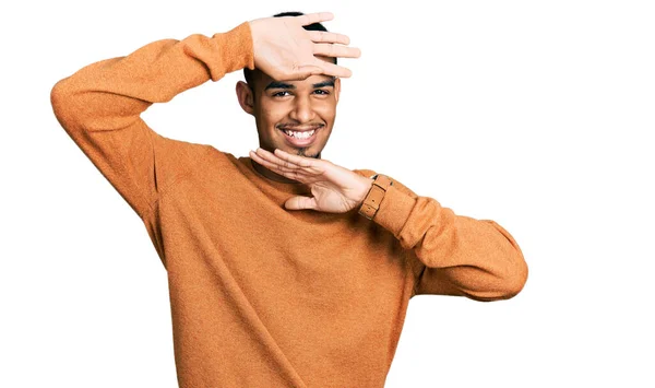 Joven Hombre Afroamericano Vistiendo Ropa Casual Sonriendo Alegre Jugando Echar —  Fotos de Stock