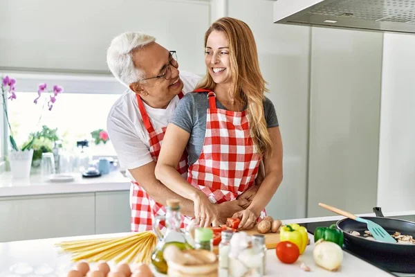 Casal Hispânico Meia Idade Sorrindo Feliz Abraçando Cozinhar Cozinha — Fotografia de Stock