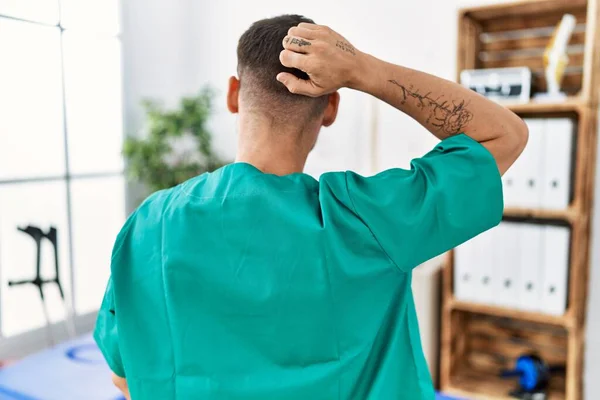 Joven Fisioterapeuta Hombre Trabajando Clínica Recuperación Del Dolor Revés Pensando — Foto de Stock