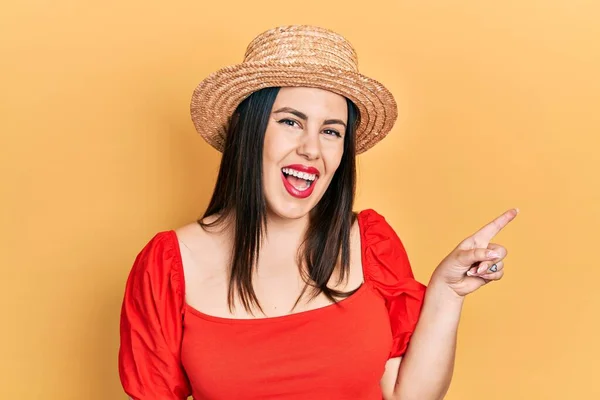 Νεαρή Ισπανίδα Που Φοράει Καλοκαιρινό Καπέλο Ένα Μεγάλο Χαμόγελο Στο — Φωτογραφία Αρχείου