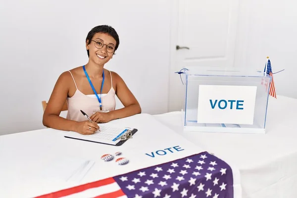 若いヒスパニック系の女性は 選挙大学でクリップボード作業に自信を持って書く笑顔 — ストック写真