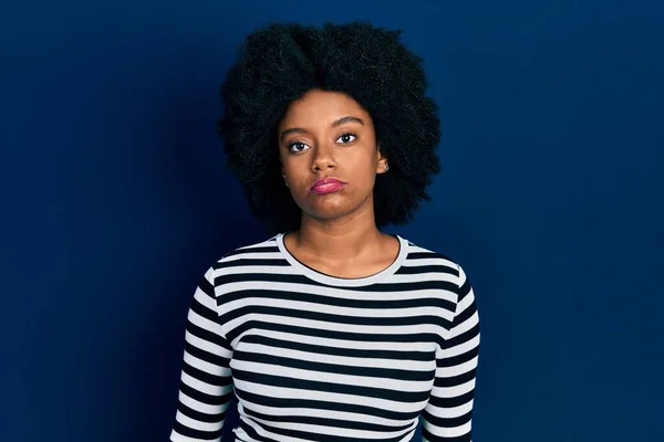 Ung Afrikansk Amerikansk Kvinna Klädd Avslappnade Kläder Med Allvarliga Ansiktsuttryck — Stockfoto
