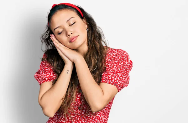 Νεαρή Ισπανίδα Που Φοράει Καθημερινά Ρούχα Κοιμάται Κουρασμένη Ονειρεύεται Και — Φωτογραφία Αρχείου