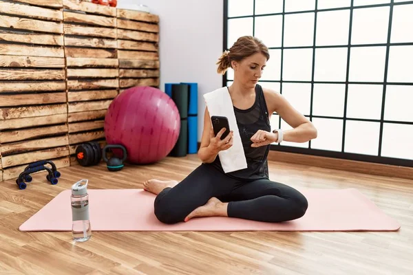 Middle Age Woman Sitting Training Mat Gym Using Smartphone Checking —  Fotos de Stock