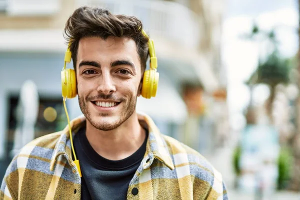 Hezký Hispánský Muž Usmívá Šťastný Sebevědomý Městě Nosí Sluchátka Moderním — Stock fotografie