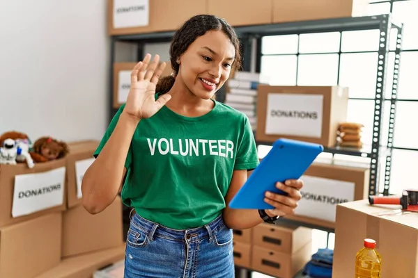 Young Latin Woman Wearing Volunteer Uniform Having Video Call Charity — Stock Photo, Image