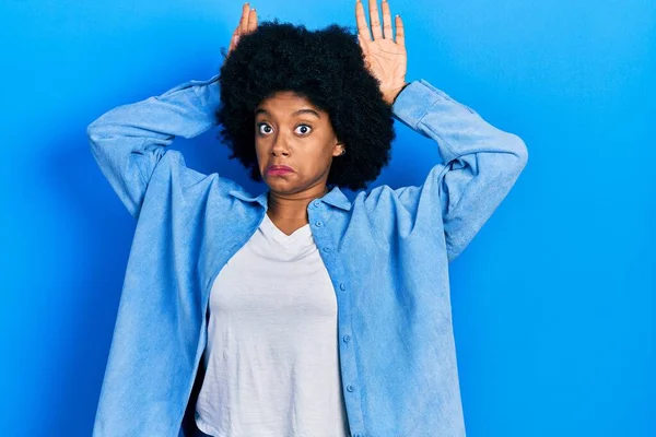 Jovem Afro Americana Vestindo Roupas Casuais Fazendo Orelhas Coelho Gesto — Fotografia de Stock