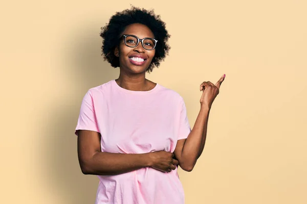 Afroamerikanerin Mit Afro Haaren Trägt Lässige Kleidung Und Brille Mit — Stockfoto