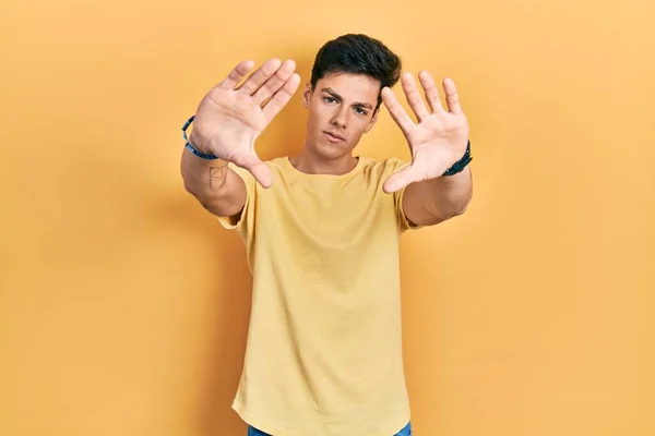 Hombre Hispano Joven Usando Camiseta Amarilla Casual Haciendo Marco Usando — Foto de Stock