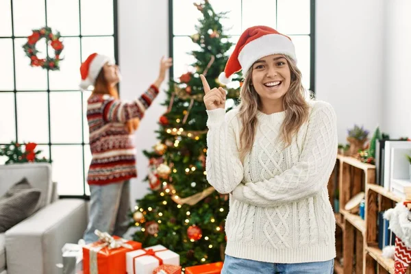 Όμορφο Ζευγάρι Στο Σπίτι Στέκεται Δίπλα Στο Χριστουγεννιάτικο Δέντρο Χαμογελώντας — Φωτογραφία Αρχείου