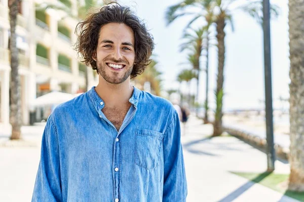 Giovane Uomo Ispanico Sorridente Felice Piedi Strada Della Città — Foto Stock