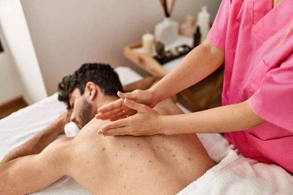 Man Avslappnad Mottar Ryggmassage Skönhetscentret — Stockfoto