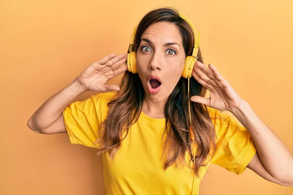 Junge Lateinamerikanische Frau Hört Musik Mit Kopfhörern Angst Und Schockiert — Stockfoto