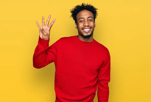 年轻的非洲裔美国人 留着胡子 穿着休闲地冬季毛衣 手指头指向四号 面带微笑 自信而快乐 — 图库照片