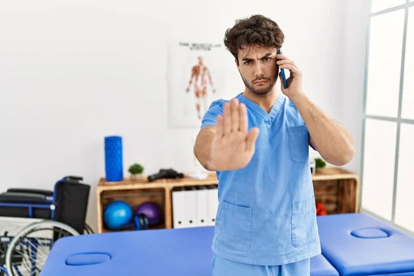 Physiothérapie Hispanique Homme Travaillant Clinique Récupération Douleur Parler Téléphone Avec — Photo